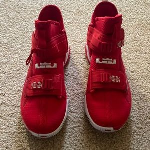 Boys basketball shoes size 6.5